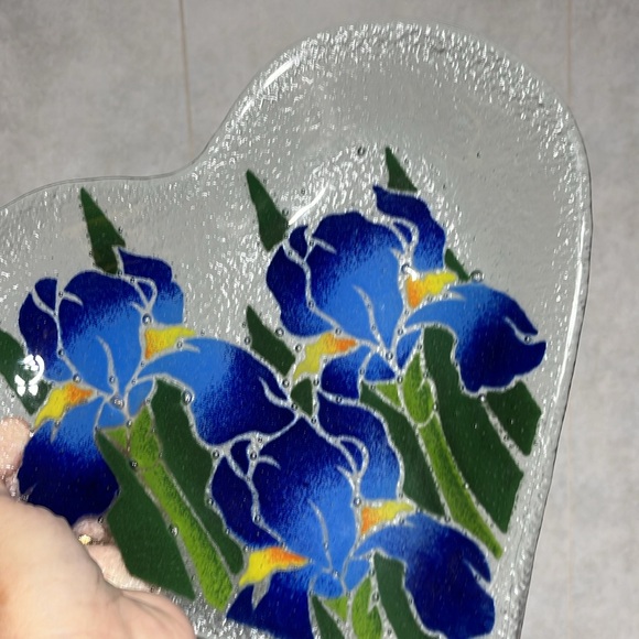 Signed fuzed  glass heart glass dish with lillies by Peggy Karr - Picture 2 of 9